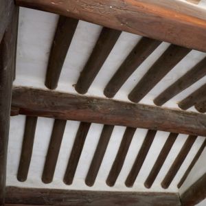 lavoro di restauro soffitto con travi legno del General Contractor Domus di Teramo in Abruzzo