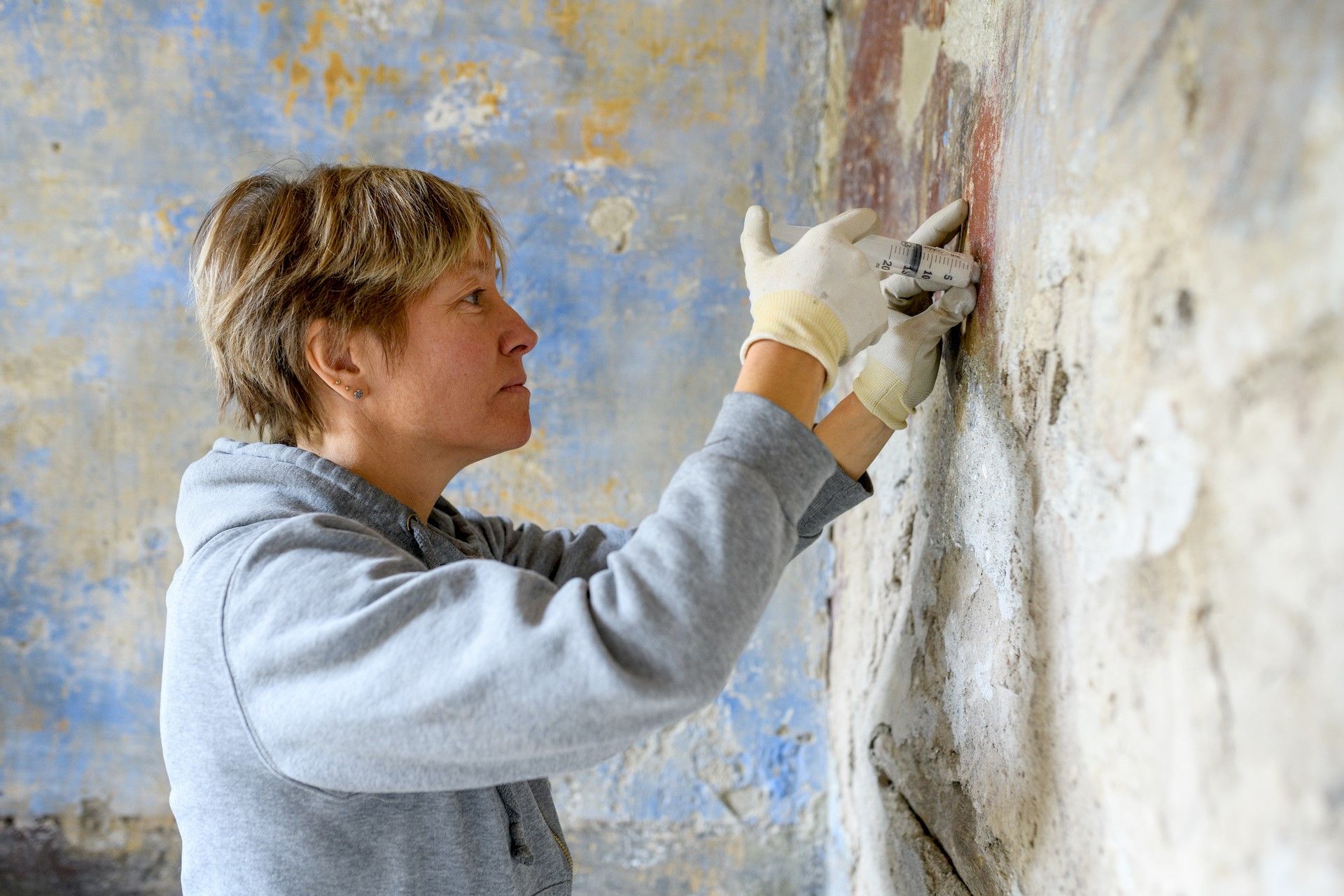 restauratrice donna durane lavoro di restauro chiesa in cantiere general contractor Dom-us Teramo Abruzzo