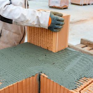 muratore posa mattone su cemento per chiavi in mano general contractor Dom-us Teramo Abruzzo